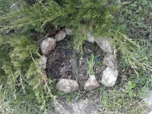 Hrobek dřívjejších obyvatelek této klícky. Fandovo ženy Elišky a jejich 2 dcer