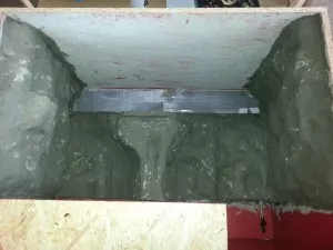 Nanesení druhé hustší vrstvy lepidla (vyspárování)