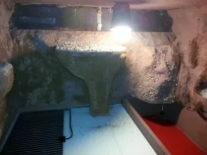 Instalace osvětlení a topné rohože, která je podložena polystyrenem a překryta sklem
