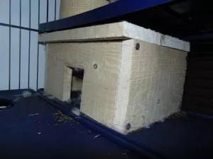 Elka má nový vačší domček :) Do starého sa už skoro nevošla :)