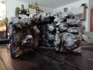 2 vrstvy černého balakrylu, detaily šedým balakrylem a dvě vrstvy Laksilu