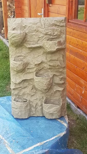 aplikované lepidlo na dlažbu