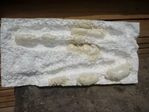 3D pozadí vyřezáno z polystyrenu a nedostatky překryty pěnou