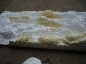 Teď jsem pěnu vyřezala, aby vznikly cestičky