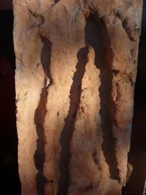 Stěnu jsem posprejovala barvou a hodila na ní pouštní písek